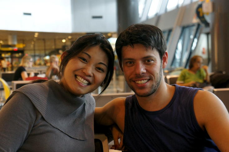 Eu e minha amiga Denise no aeroporto de Recife