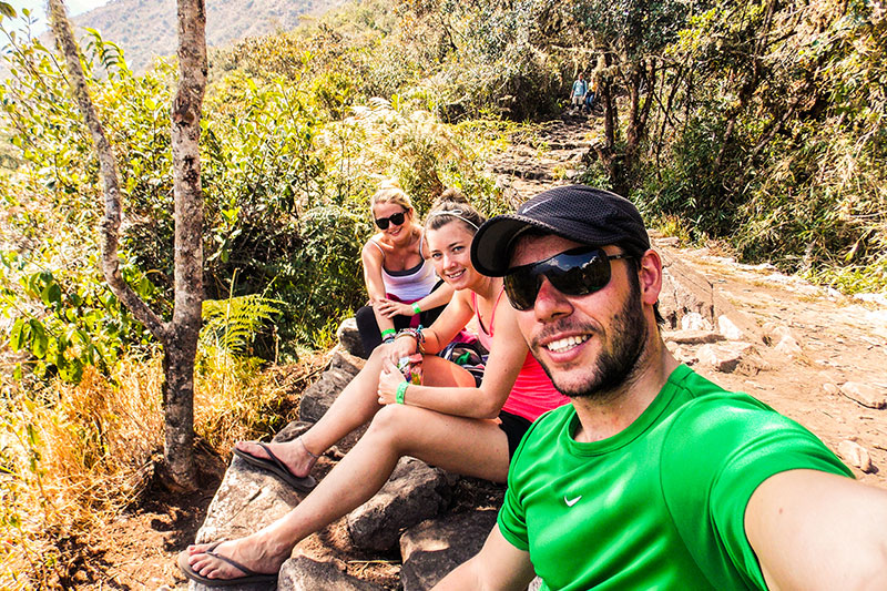 Descansando em subida da Montanha de Machu Picchu